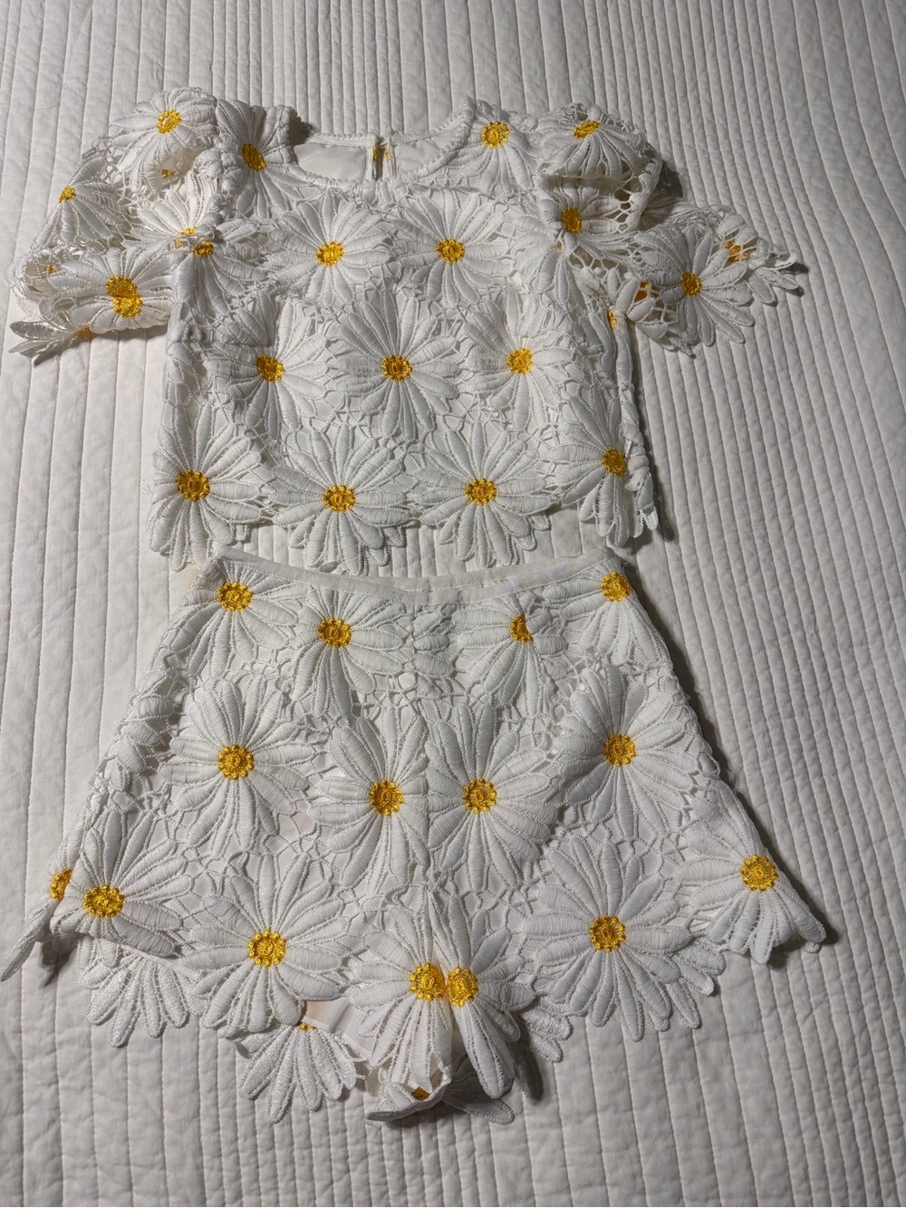 Saylor Morgana Daisy Lace Top Shorts Set White Yellow Size S - Picture 2 of 12